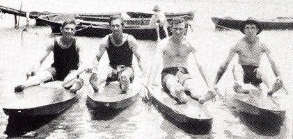 Harry McLaren, o primeiro fabricante de Surfski, o segundo da esquerda, com Ray Dick, Reckless Herb e McLaren Bert, da esquerda para a direita. 1919 no Rio Hastings, Port Macquarie - crédito: Wikipédia