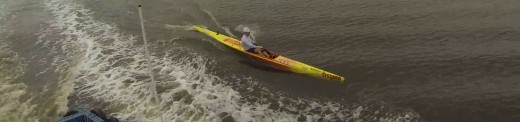 Pegando carona na esteira da barca, de Surfski