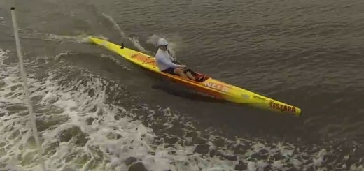 Pegando carona na esteira da barca, de Surfski