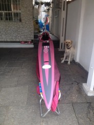 Surfski Ciclone preto e rosa