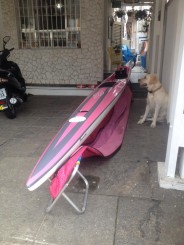 Surfski Ciclone preto e rosa