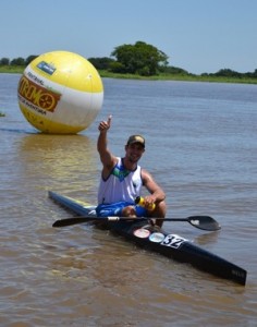 Eduardo comemora o segundo lugar na categoria K1 Sênior (Foto: Hélder Rafael)