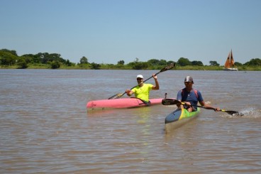 José Antônio e o filho João Pedro: pai e filho lutando pelo 5º lugar da categoria K1 (Foto: Hélder Rafael)