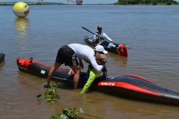 Rafael Giroto cumprimenta colega após disputa intensa pelo terceiro lugar (Foto: Hélder Rafael)