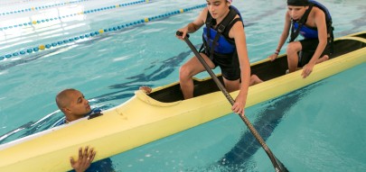 Regional Boqueirão / Tribuna - 20-11-2015 - Canoagem / Portal do Futuro Boqueirão. Crianças e adolescentes, com idade entre 11 e 14 anos, estão aprendendo a prática da canoagem no Portal do Futuro do Boqueirão. O curso é gratuito, ocorre na piscina do portal e é coordenado pela Confederação Brasileira de Canoagem (CBCa). Na foto, Os alunos Márcio Machado Júnior e Julha Gauze ao lado do professor João Paulo.