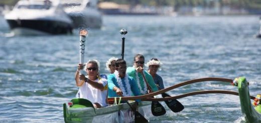 Tocha Olímpica chega ao Brasil e rema de canoa no Lago Paranoá