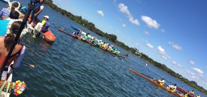 Tocha Olímpica chega ao Brasil e rema de canoa no Lago Paranoá