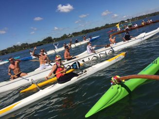 Tocha Olímpica chega ao Brasil e rema de canoa no Lago Paranoá