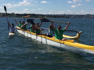 Tocha Olímpica chega ao Brasil e rema de canoa no Lago Paranoá