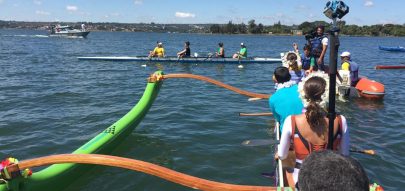 Tocha Olímpica chega ao Brasil e rema de canoa no Lago Paranoá