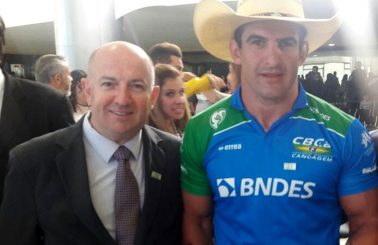 Presidente da Confederação Brasileira de Canoagem, João Tomasini Schwertner e o atleta Fernando “Cowboy” Rufino.