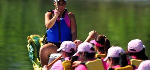 Thatha Alves conduz 20 sobreviventes do câncer de mama na batida do tambor